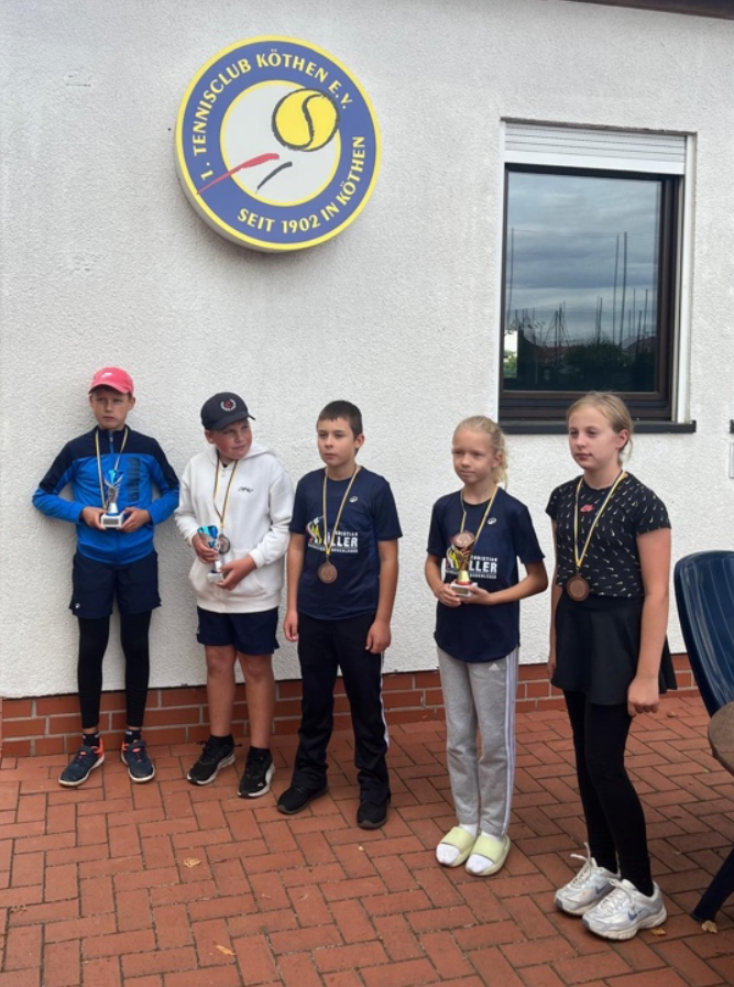 SV Zörbig - Sieger der Kreismeisterschaften für den Tennisverein - Erik Schneider, Luca Germo, Leron Rullert, Nele Theuerkauf und ElisabethGalert